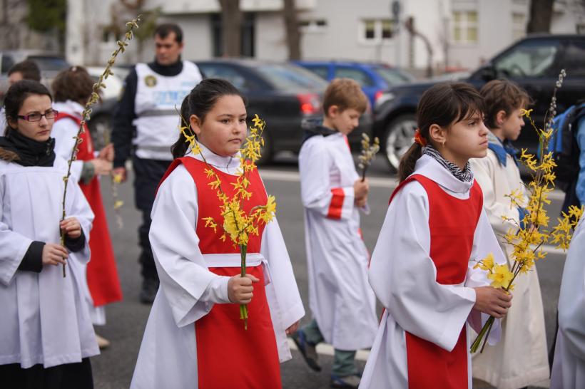 GALERIE FOTO. Procesiune în Bucureşti de Floriile catolice 18532122