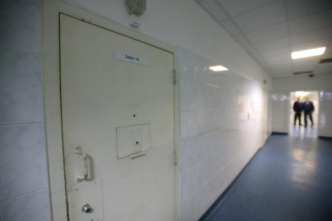 Anchetă la Penitenciarul Bacău: Un deţinut, condamnat pentru pedofilie, a ajuns la spital cu gâtul tăiat