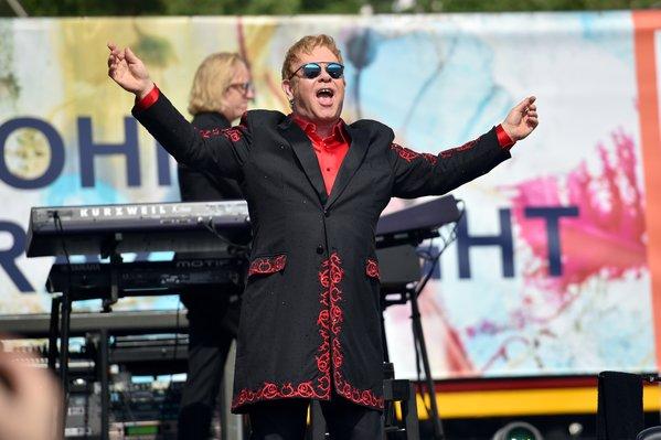 Elton John a înregistrat un cântec cu trupa Red Hot Chili Peppers - presă