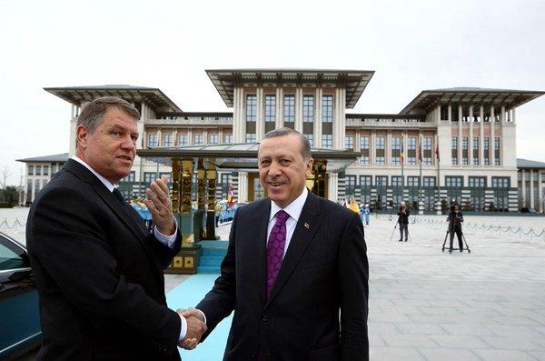 Klaus Iohannis, primit la Palatul prezidenţial al lui Recep Erdogan cu o ceremonie fastuoasă şi 21 de salve de tun