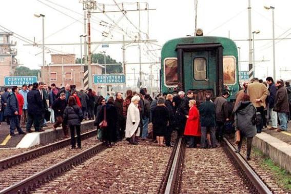 Tragedie în Italia. O româncă de 33 de ani s-a aruncat în faţa trenului