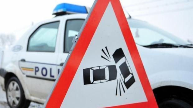 Sibiu: Doi răniţi, după ce un autoturism a intrat într-un microbuz cu pasageri, pe DN1 