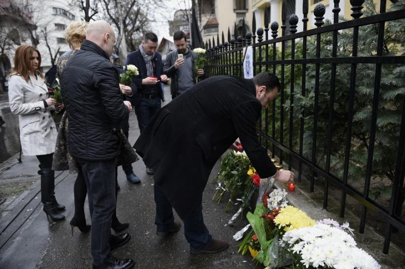 Lumânări aprinse, flori şi mesaje de solidaritate la Ambasada Belgiei la Bucureşti 