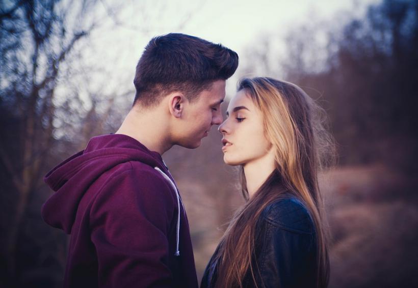 Cercetătorii britanici au găsit explicaţia ştiinţifică pentru închiderea ochilor în timpul sărutului 