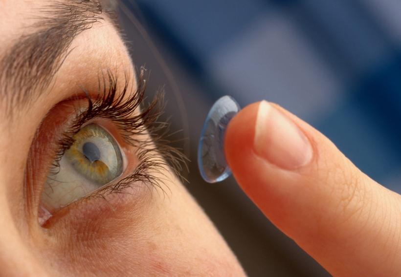 Lentilele de contact modifică microbiota ochilor, adăugând bacterii proprii pielii 