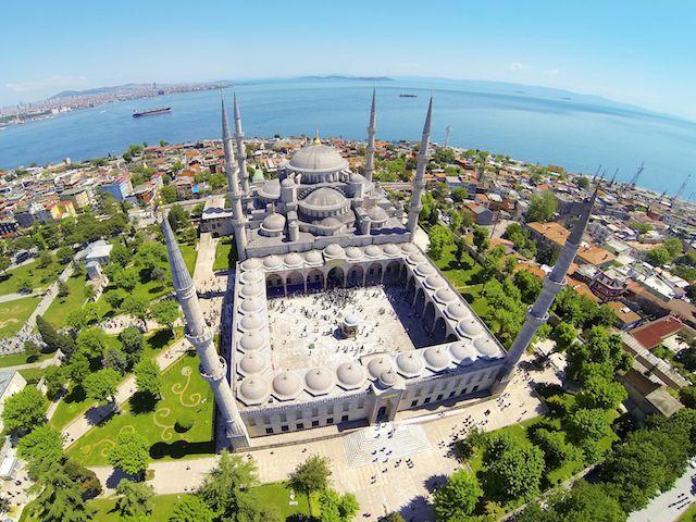 Băsescu: Terenul pentru moschee trebuia să fie la schimb cu terenul pentru o catedrală; Iohannis a negociat o capelă
