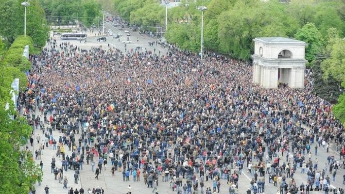 Mii de oameni la un marş unionist pe străzile Chişinăului