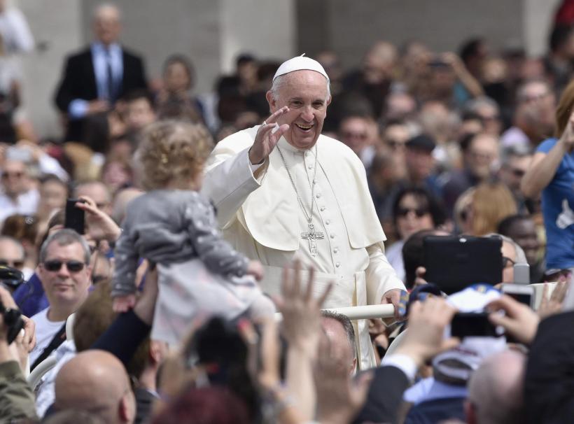 Papa Francisc îşi doreşte să viziteze România