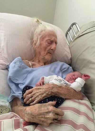 A devenit mamă la 101 ani. O italiancă în fruntea topului celor mai vârstnice mame de bebeluși. O româncă se află și ea în top.