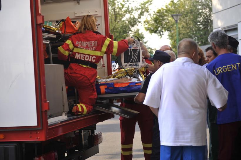 Vâlcea: Copil în stare gravă la spital după ce a fost lovit, pe o trecere de pietoni, de o ambulanţă în misiune