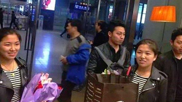 China - Doi gemeni s-au căsătorit cu două gemene şi toţi patru s-au operat pentru a evita confuziile 
