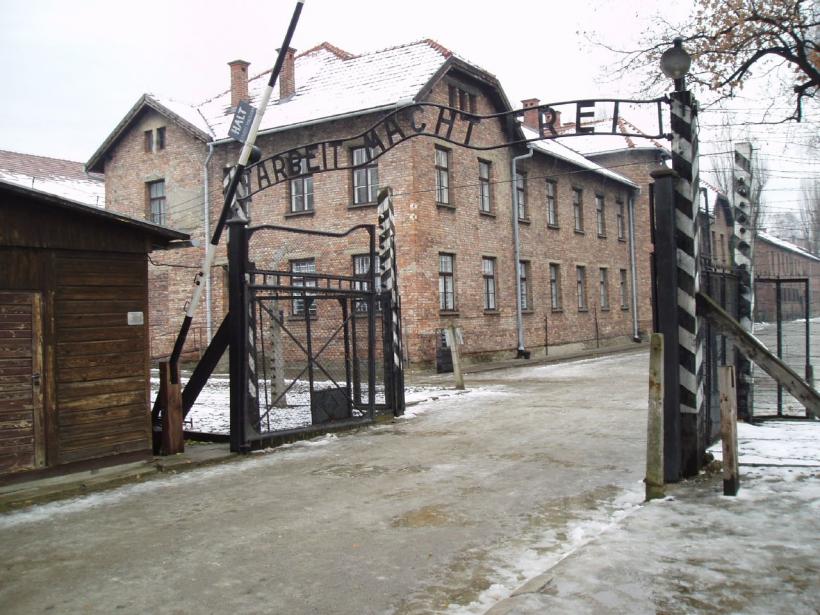 Un fost gardian de la Auschwitz a murit cu câteva zile înainte de începerea procesului său în Germania 