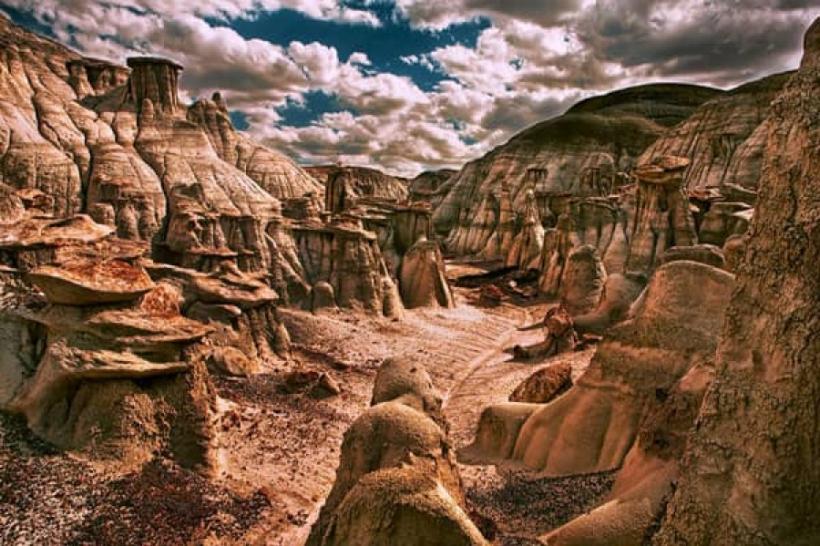 Locuri ciudate pe planetă. Grădina de roci cu forme stranii de la Bisti Badlands (VIDEO)