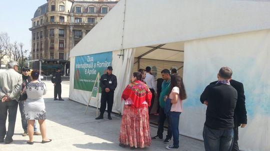 Trei bărbaţi, reţinuţi după vandalizarea cortului romilor din Piaţa Universităţii