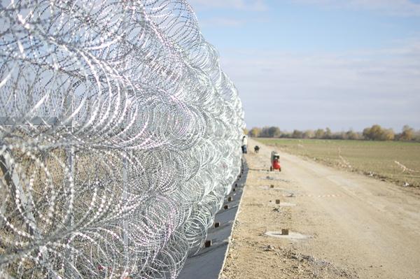 Ungaria a început să ridice gardul împotriva refugiaţilor de la graniţa cu România
