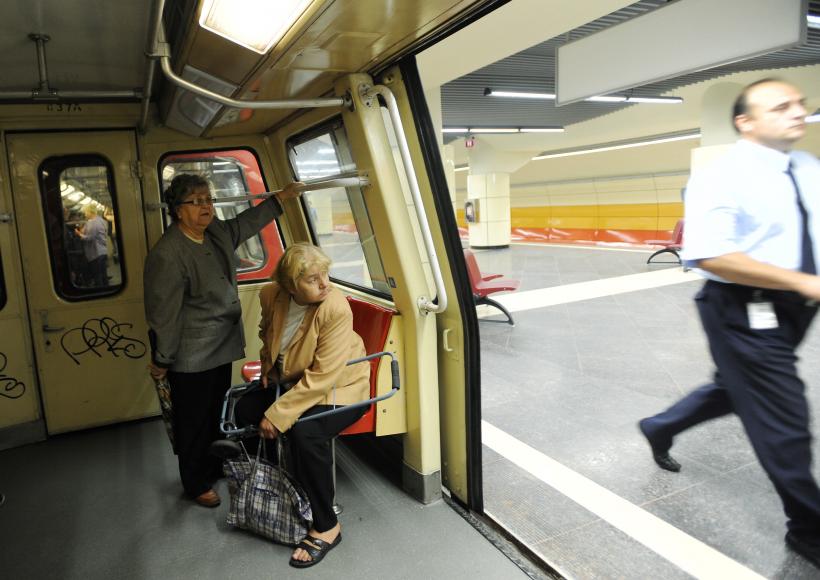 Staţia de metrou Piaţa Romană a fost redeschisă, la o oră după ce un incendiu a izbucnit pe peron