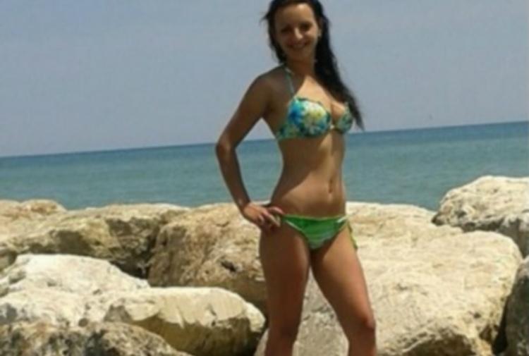 O româncă provoacă o polemică în Italia, după ce a publicat poze în costum de baie, deşi este în închisoare pentru crimă