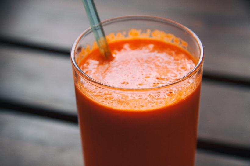 Sucul de turmeric și morcovi, elixirul care combate durerile și inflamația