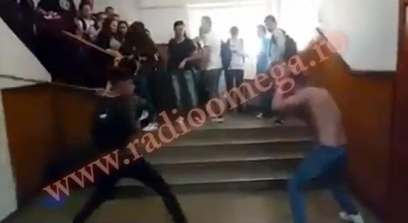 VIDEO - Bătaie cruntă pe holurile unui liceu din Târgu Jiu