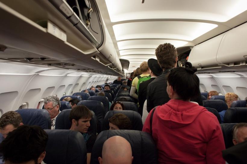 9 lucruri pe care NICIODATĂ nu trebuie să le facem când călătorim cu avionul