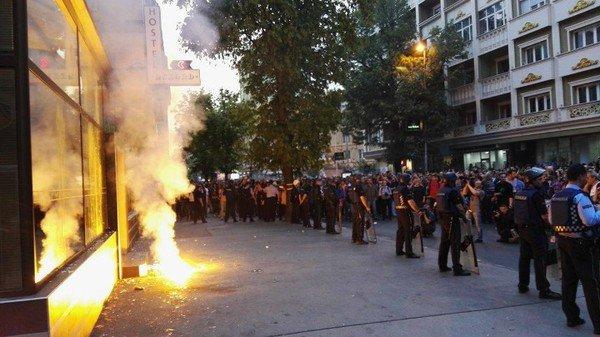 Mii de persoane manifestă violent la Skopje după ce preşedintele a amnistiat lideri politici 