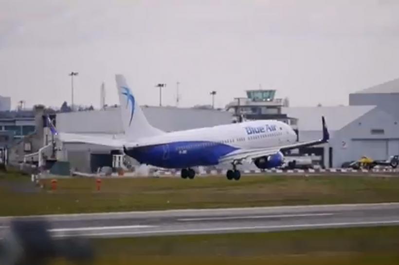 VIDEO - Momentele dramatice în care cauciucul unui avion Blue Air explodează la aterizare pe aeroportul Birmingham