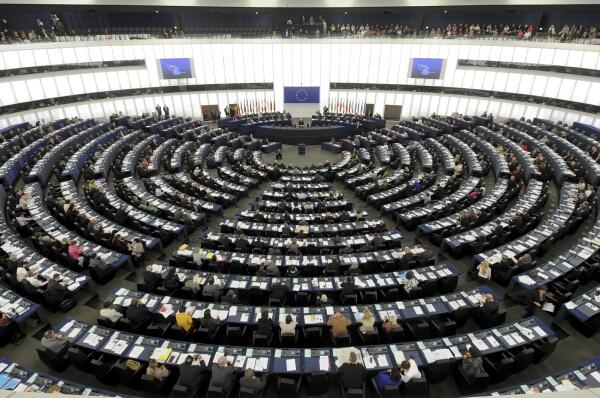  Vrei sa fii SOFERUL europarlamentarului MACOVEI? Parlamentul European angajeaza 300 de soferi