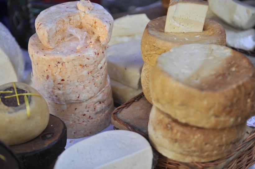 6 tone de brânză expirată, la un depozit din Galaţi, iar pentru alte 46 tone există suspiciune (surse) 