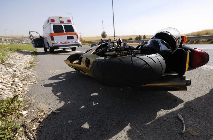Accident TERIBIL la Suceava. Un motociclist A MURIT PE LOC după ce a intrat într-un stâlp!