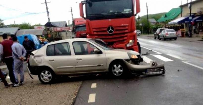 Accident TERIBIL pe DN 7. Două mașini lovite în plin de un TIR: șofer ARUNCAT din mașină!