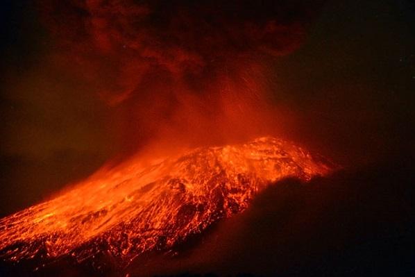 Popocatepetl, „muntele care fumegă”, erupe după 24 de ani de tăcere (video)