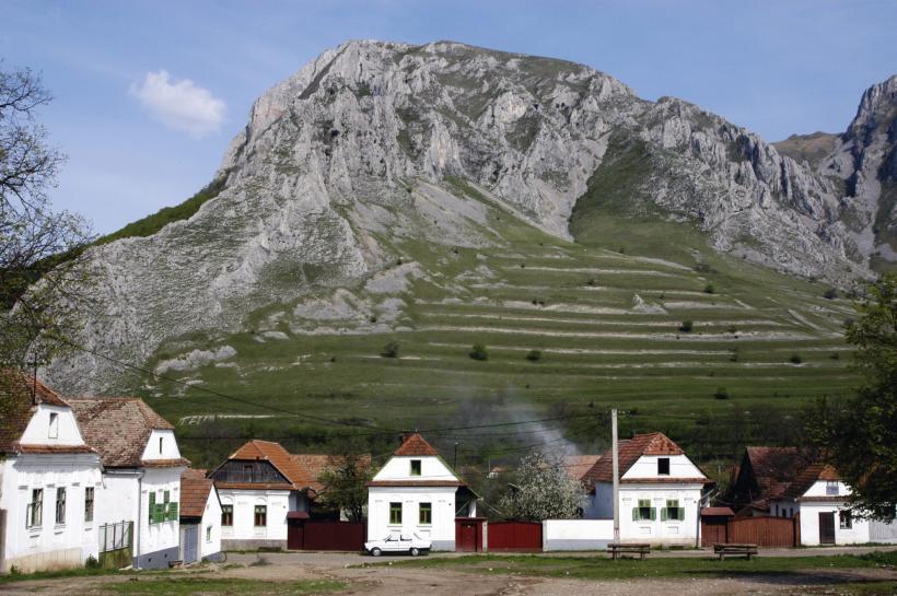 UNIC ÎN ROMÂNIA. Rimetea, satul cu case albe și ferestre verzi