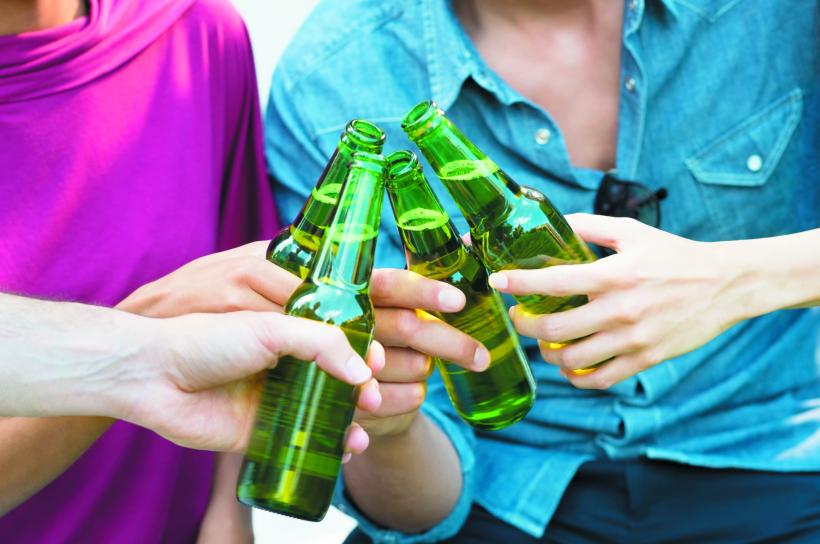 Adolescenţii, încurajaţi să bea de părinţi