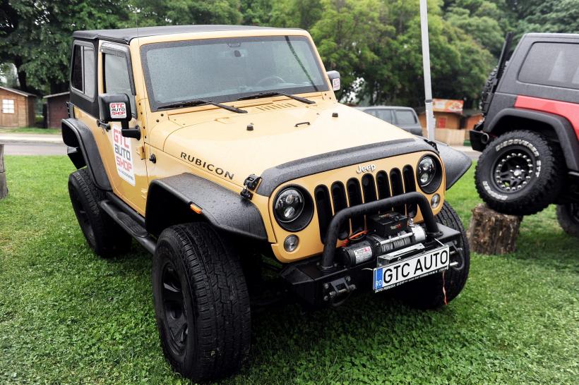 FOTO Salon auto-moto cu cascadorii pe două roţi 18535301