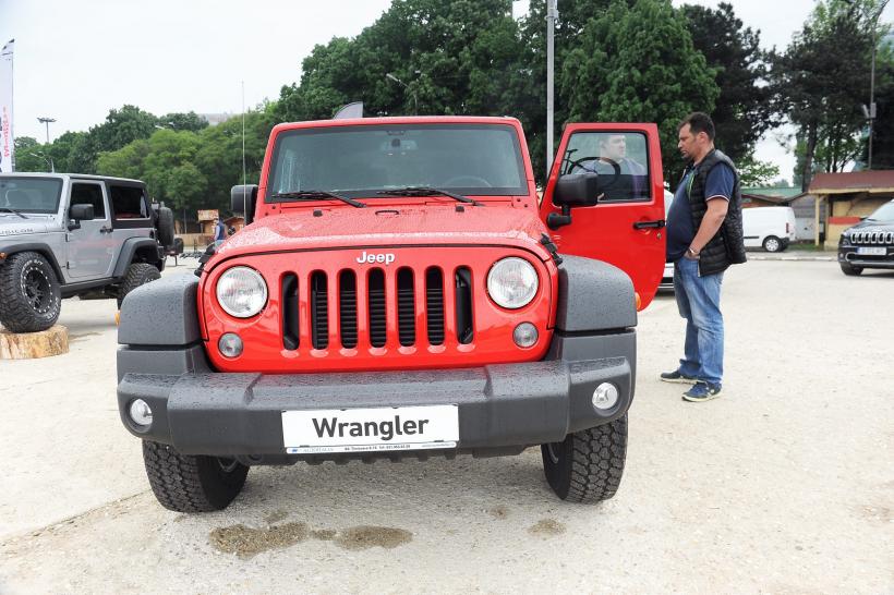 FOTO Salon auto-moto cu cascadorii pe două roţi 18535314