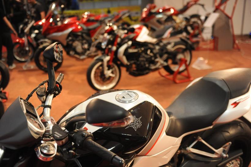 FOTO Salon auto-moto cu cascadorii pe două roţi 18535320