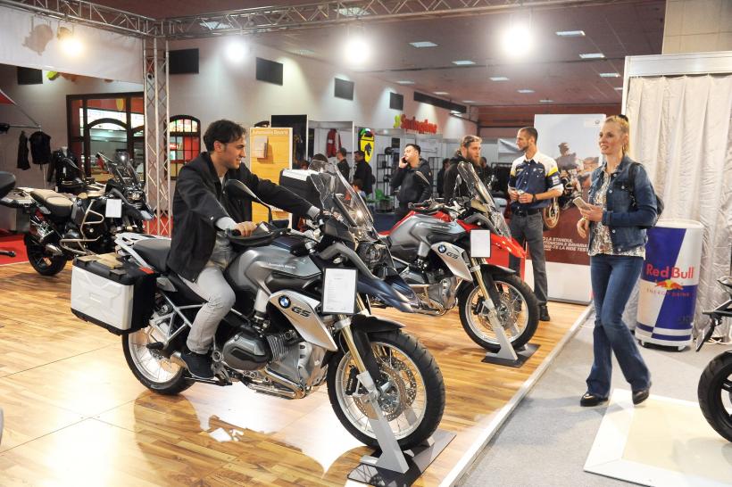 FOTO Salon auto-moto cu cascadorii pe două roţi 18535323