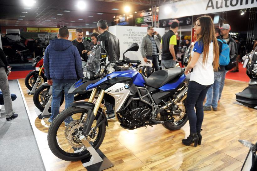 FOTO Salon auto-moto cu cascadorii pe două roţi 18535325