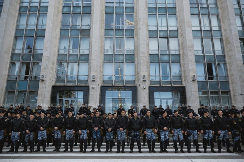 Violenţe la manifestaţia de duminică de la Chişinău: Poliţia a deschis un dosar penal şi justifică recurgerea la gaze lacrimogene 