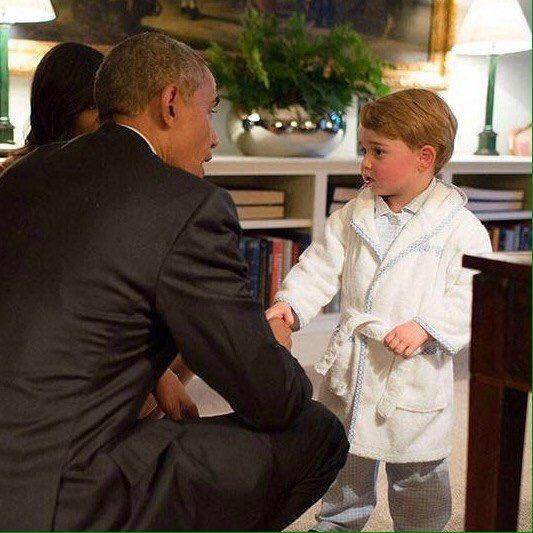 Halatul de casă purtat de micul prinţ George la întâlnirea cu preşedintele Obama, epuizat din magazine 