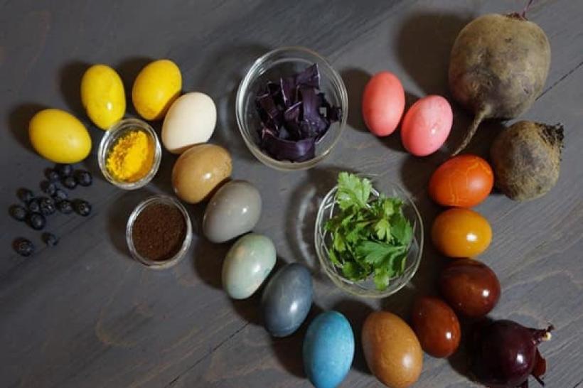 Alege să vopsești în mod natural ouăle de Paști! Iată cum poți obține cele mai frumoase culori!