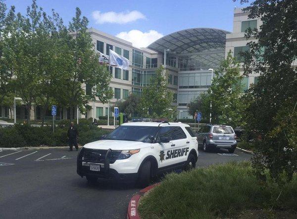 Un bărbat mort a fost găsit in sediul Apple de la Cupertino