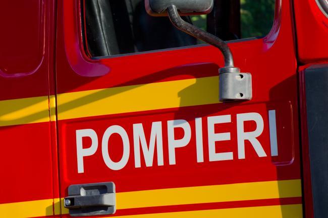 Un tânăr de 24 de ani a fost salvat de pompieri dintr-un incendiu