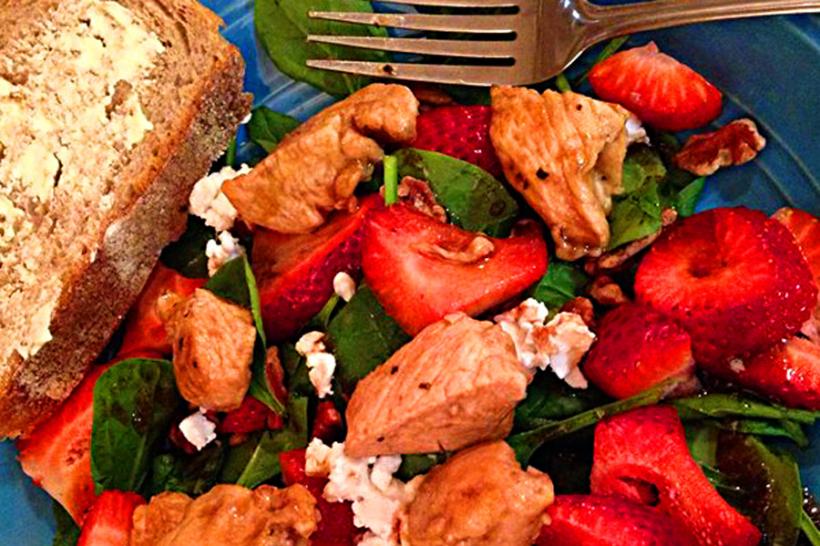 Ce să mâncăm după mesele copioase de Paște - Salată cu spanac, piept de pui și căpșuni