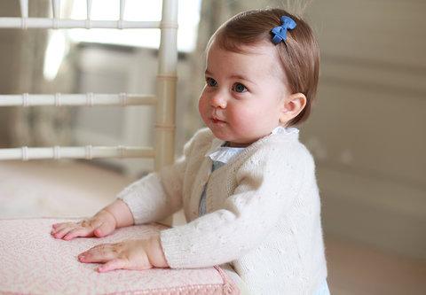 Noi fotografii ale prinţesei Charlotte, înainte de prima sa aniversare 