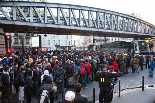 O tabără ilegală cu peste 1.000 de migranţi, evacuată din nou în nordul Parisului 