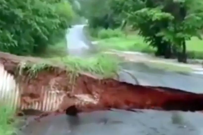 VIDEO - În numai câteva secunde, o șosea din Texas a fost rupta de inundații