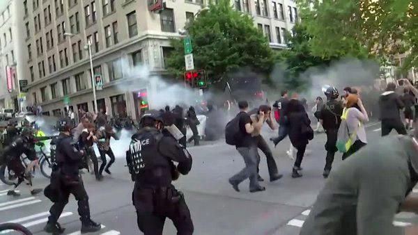 VIDEO - Marșul de 1 Mai din Seattle, SUA, transformat în violențe