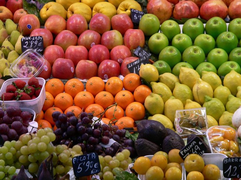 Fructul care conține cele mai multe pesticide este...