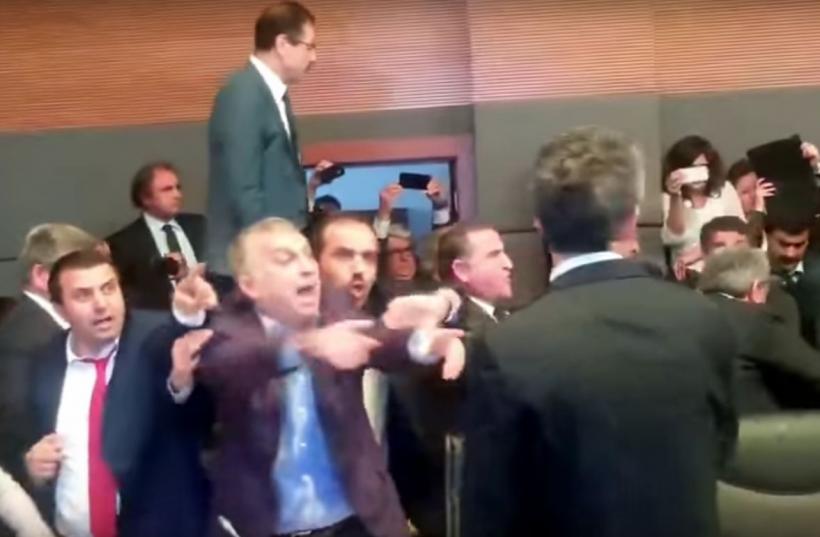 VIDEO - Bătaie cu pumni şi picioare în Parlamentul turc